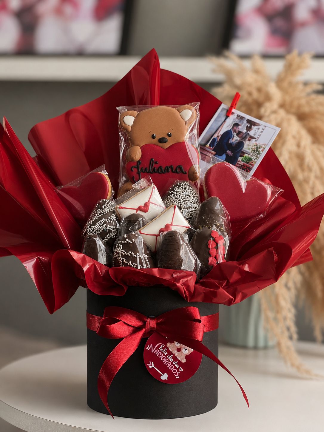 Caixa Amor Perfeito: buquê premium com morangos cobertos de chocolate, ursinho e foto estilo polaroid do casal