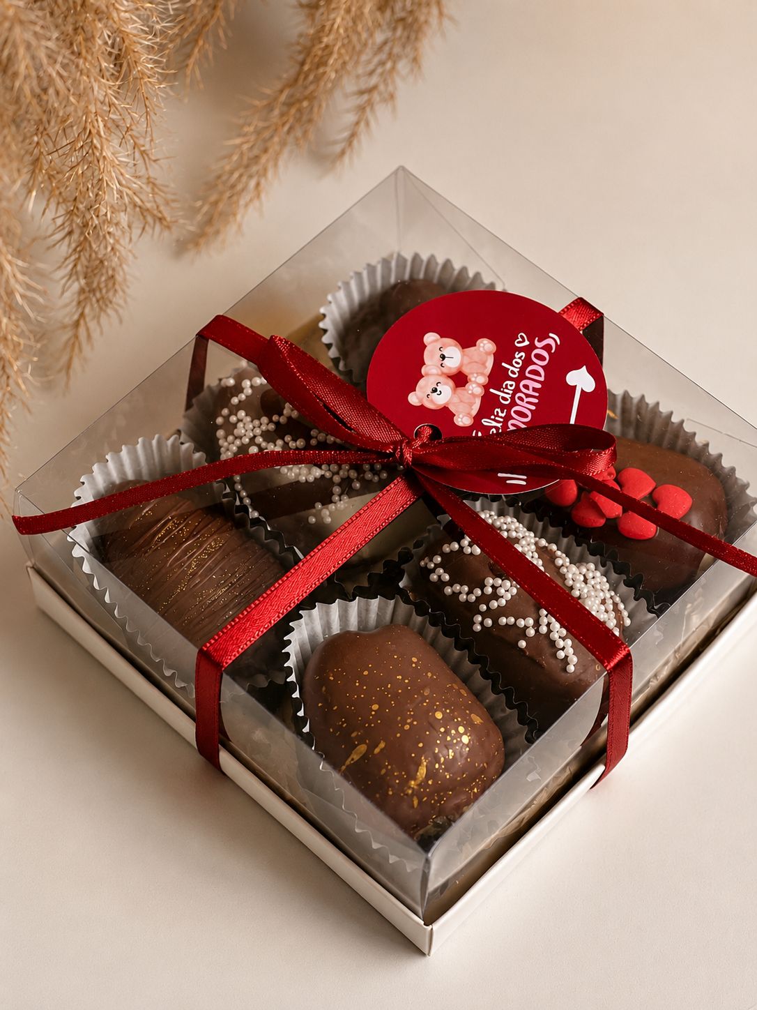 Caixa Doce Amor: morangos frescos cobertos de chocolate em caixa com laço vinho
