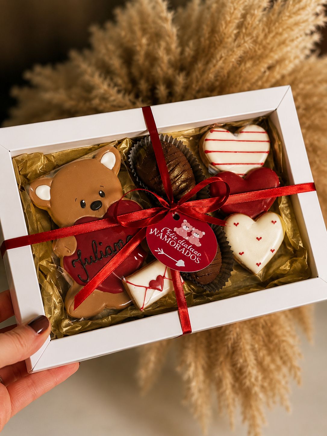 Caixa Meu Amor: biscoitos decorados, corações e bombons numa caixa com laço vermelho