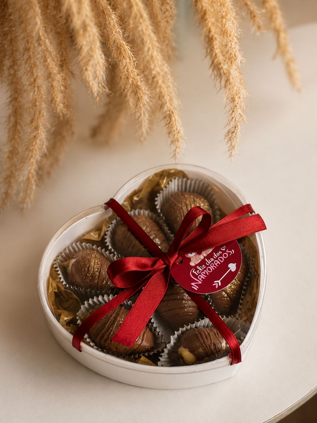 Coração de Amor: caixa em formato de coração com morangos cobertos de chocolate e laço vermelho