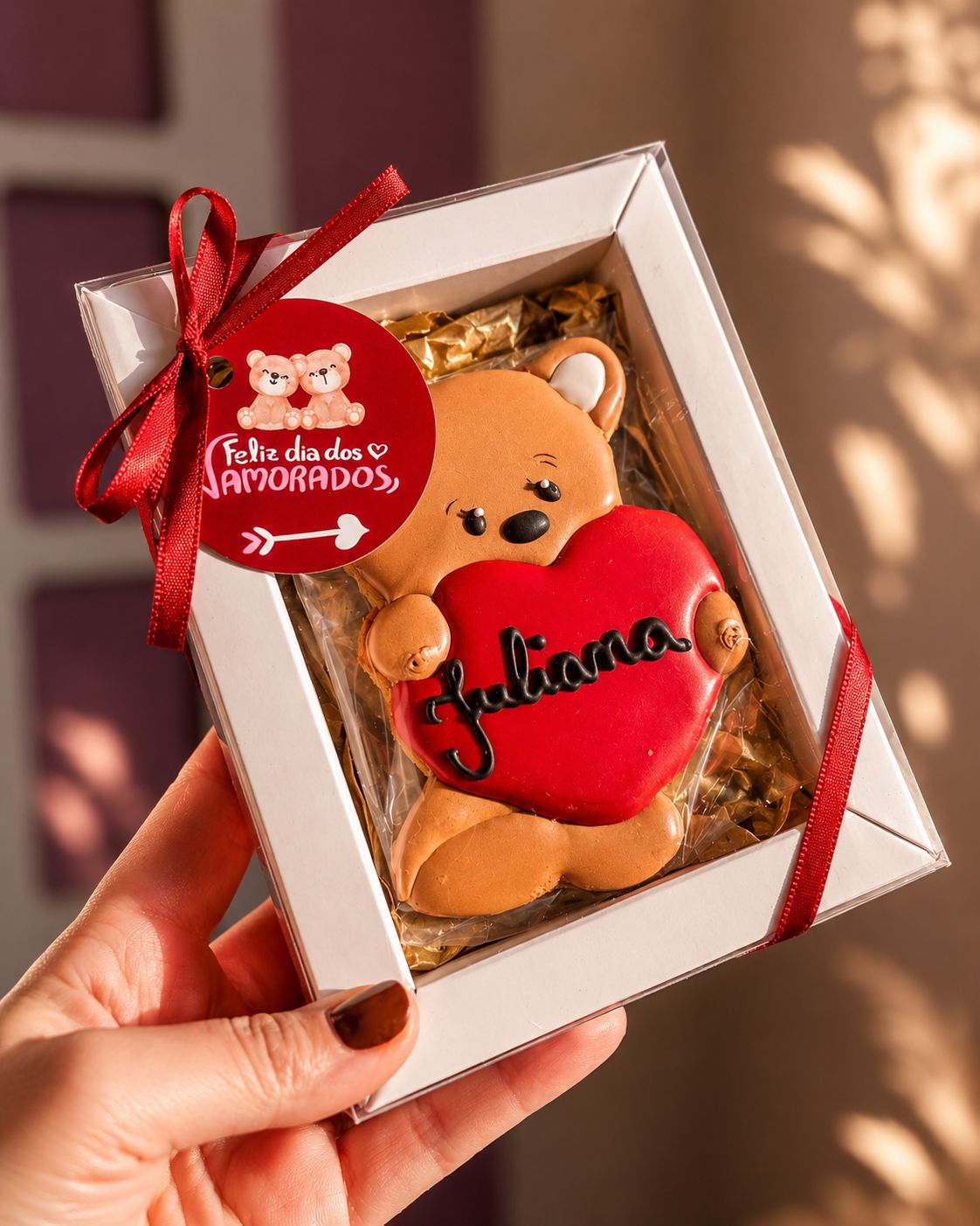 Caixa Ursinho do Amor: biscoito em formato de ursinho segurando um coração vermelho com nome, em caixa com laço vinho